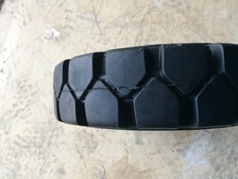 Цельнолитая шина TOUGH (4.00х8) Чёрная стандартная