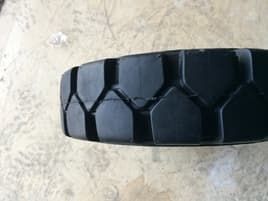 Цельнолитая шина TOUGH (15х4 1/2x8) Чёрная с буртом