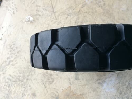 Цельнолитая шина TOUGH (15х4 1/2x8) Чёрная с буртом 